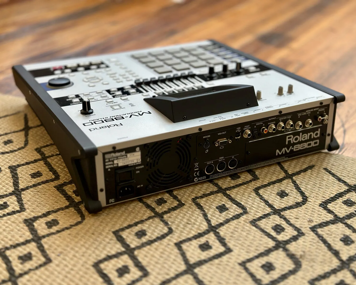 Roland MV-8800 Production Studio