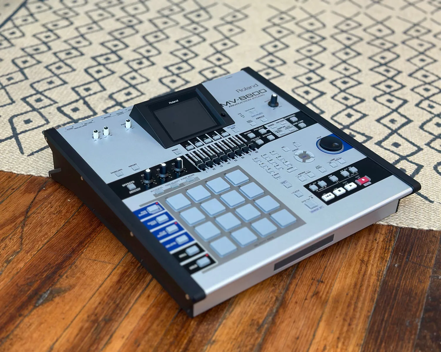 Roland MV-8800 Production Studio